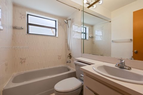 House in Miami, Florida 4 bedrooms, 173.45 sq.m. № 1984703 - photo 14