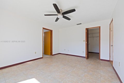 House in Miami, Florida 4 bedrooms, 173.45 sq.m. № 1984703 - photo 17