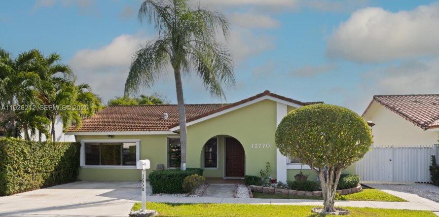 House in Miami, Florida 4 bedrooms, 173.45 sq.m. № 1984703