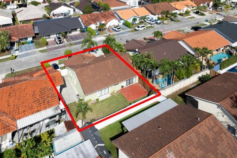 House in Miami, Florida 4 bedrooms, 173.45 sq.m. № 1984703 - photo 3