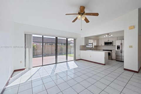 House in Miami, Florida 4 bedrooms, 173.45 sq.m. № 1984703 - photo 7