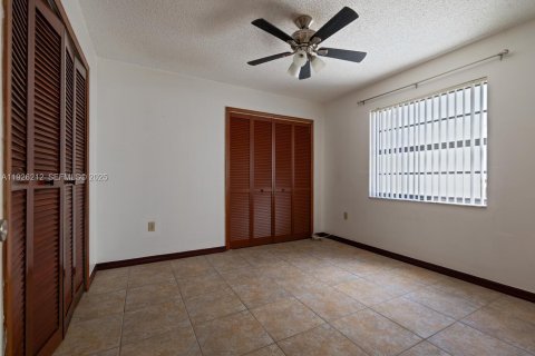 House in Miami, Florida 4 bedrooms, 173.45 sq.m. № 1984703 - photo 15