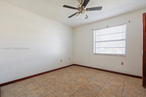 House in Miami, Florida 4 bedrooms, 173.45 sq.m. № 1984703 - photo 13