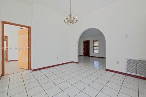 House in Miami, Florida 4 bedrooms, 173.45 sq.m. № 1984703 - photo 5