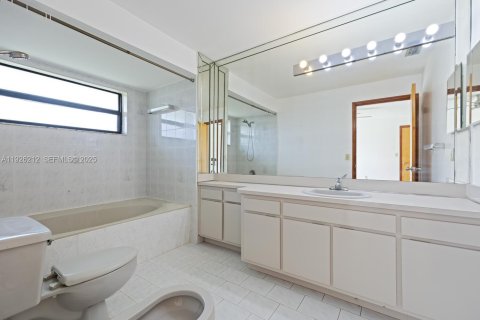 House in Miami, Florida 4 bedrooms, 173.45 sq.m. № 1984703 - photo 18