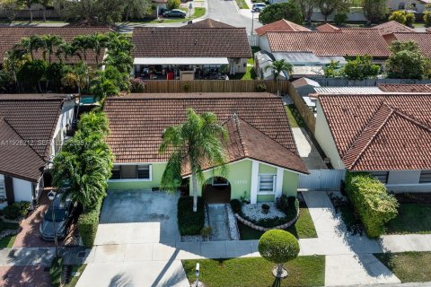 House in Miami, Florida 4 bedrooms, 173.45 sq.m. № 1984703 - photo 22