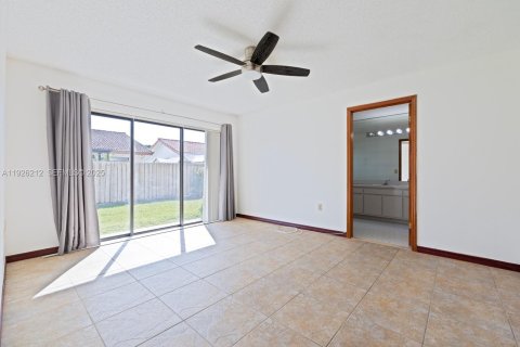 House in Miami, Florida 4 bedrooms, 173.45 sq.m. № 1984703 - photo 16