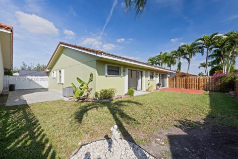 House in Miami, Florida 4 bedrooms, 173.45 sq.m. № 1984703 - photo 20