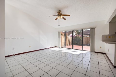 House in Miami, Florida 4 bedrooms, 173.45 sq.m. № 1984703 - photo 6