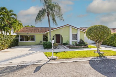 House in Miami, Florida 4 bedrooms, 173.45 sq.m. № 1984703 - photo 2