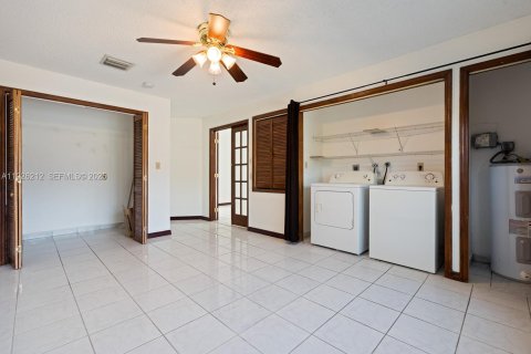 House in Miami, Florida 4 bedrooms, 173.45 sq.m. № 1984703 - photo 12