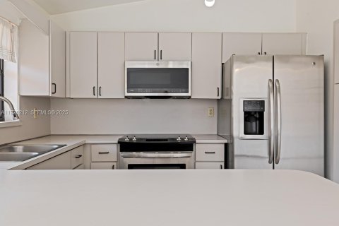 House in Miami, Florida 4 bedrooms, 173.45 sq.m. № 1984703 - photo 8