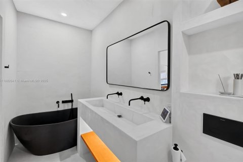 Townhouse in Miami, Florida 3 bedrooms, 163.14 sq.m. № 1942351 - photo 12