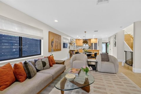 Townhouse in Miami, Florida 3 bedrooms, 163.14 sq.m. № 1942351 - photo 7