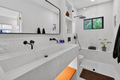 Townhouse in Miami, Florida 3 bedrooms, 163.14 sq.m. № 1942351 - photo 11