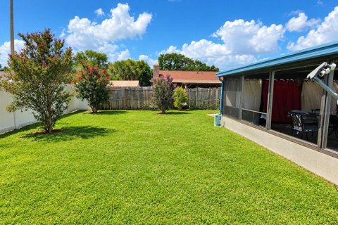 House in Brandon, Florida 2 bedrooms, 83.61 sq.m. № 2351562 - photo 2