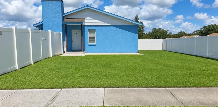 House in Brandon, Florida 2 bedrooms, 83.61 sq.m. № 2351562