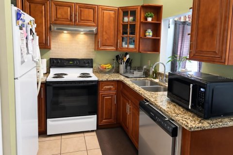 House in Brandon, Florida 2 bedrooms, 83.61 sq.m. № 2351562 - photo 9