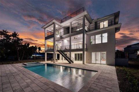 House in Longboat Key, Florida 5 bedrooms, 387.96 sq.m. № 1537951 - photo 4