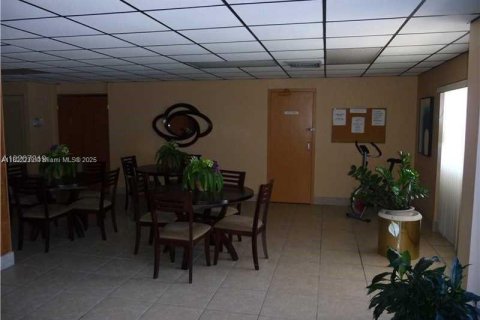 Copropriété à louer à Hallandale Beach, Floride: 1 chambre, 62.24 m2 № 1936328 - photo 13