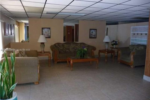 Copropriété à louer à Hallandale Beach, Floride: 1 chambre, 62.24 m2 № 1936328 - photo 12