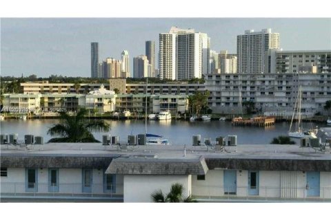 Copropriété à louer à Hallandale Beach, Floride: 1 chambre, 62.24 m2 № 1936328 - photo 11
