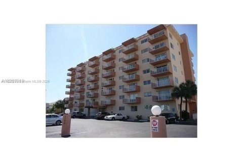 Copropriété à louer à Hallandale Beach, Floride: 1 chambre, 62.24 m2 № 1936328 - photo 1