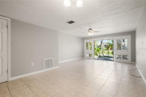 Condo in Orlando, Florida, 2 bedrooms  № 1582514 - photo 5