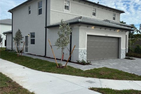 House in Miami, Florida 3 bedrooms № 2001714 - photo 3