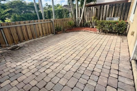 Townhouse in Miami, Florida 4 bedrooms, 153.66 sq.m. № 1972506 - photo 8