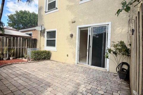 Townhouse in Miami, Florida 4 bedrooms, 153.66 sq.m. № 1972506 - photo 10