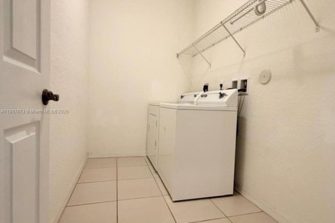 Townhouse in Miami, Florida 4 bedrooms, 153.66 sq.m. № 1972506 - photo 22