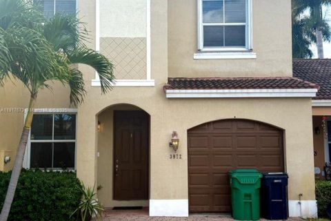 Townhouse in Miami, Florida 4 bedrooms, 153.66 sq.m. № 1972506
