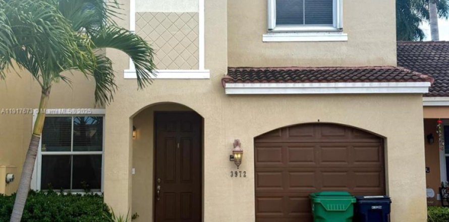 Townhouse in Miami, Florida 4 bedrooms, 153.66 sq.m. № 1972506