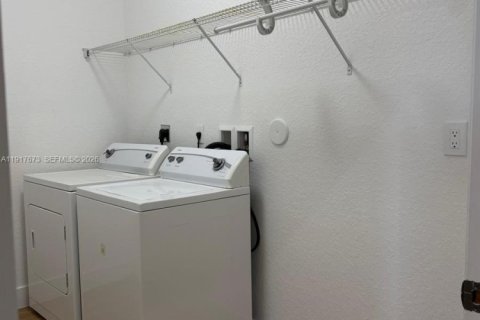 Townhouse in Miami, Florida 4 bedrooms, 153.66 sq.m. № 1972506 - photo 29