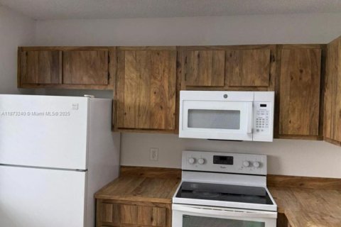 Condominio en alquiler en Miramar, Florida, 2 dormitorios, 77.29 m2 № 1897992 - foto 1