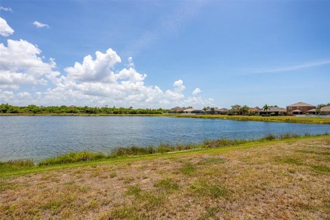 House in Ruskin, Florida 3 bedrooms, 142.14 sq.m. № 2225595 - photo 2