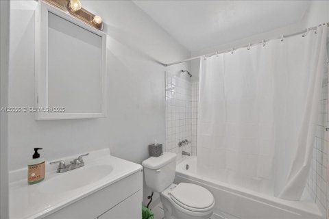 Купить виллу или дом в Хомстед, Флорида 4 спальни, 116.5м2, № 2089458 - фото 12