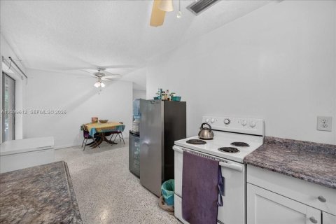 Купить виллу или дом в Хомстед, Флорида 4 спальни, 116.5м2, № 2089458 - фото 25