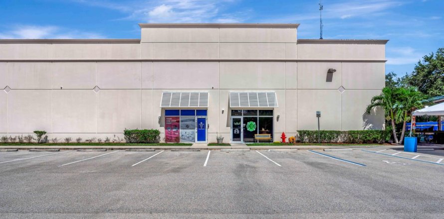 Commercial property in Port St. Lucie, Florida № 2081731