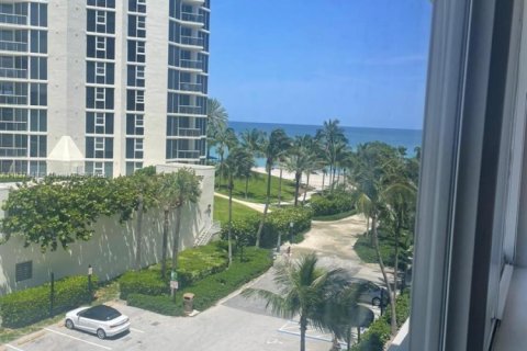 Condo in Sunny Isles Beach, Florida  № 1935812 - photo 1