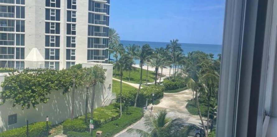 Estudio en el Condominio en Sunny Isles Beach, Florida  № 1935812