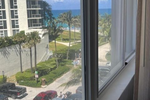 Condo in Sunny Isles Beach, Florida  № 1935812 - photo 8
