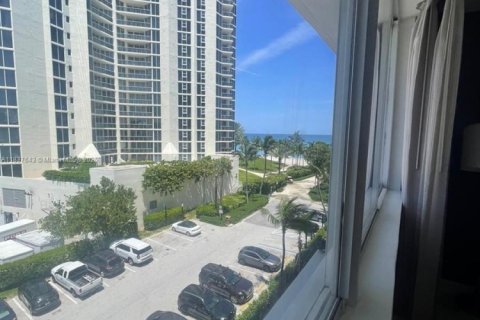 Condo in Sunny Isles Beach, Florida  № 1935812 - photo 7