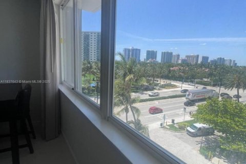 Condominio en venta en Sunny Isles Beach, Florida, 38.09 m2 № 1935812 - foto 6