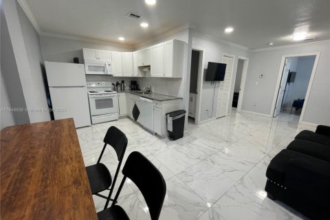 Villa ou maison à louer à Hollywood, Floride: 2 chambres, 222.97 m2 № 1850904 - photo 1