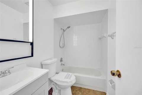 Townhouse in Tampa, Florida 3 bedrooms, 123.56 sq.m. № 2211544 - photo 24