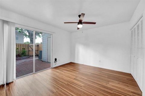 Townhouse in Tampa, Florida 3 bedrooms, 123.56 sq.m. № 2211544 - photo 13