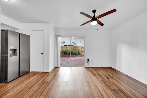 Townhouse in Tampa, Florida 3 bedrooms, 123.56 sq.m. № 2211544 - photo 12