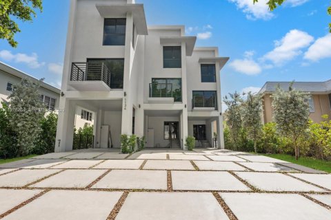 Townhouse in Miami Beach, Florida 3 bedrooms, 148.64 sq.m. № 2041892